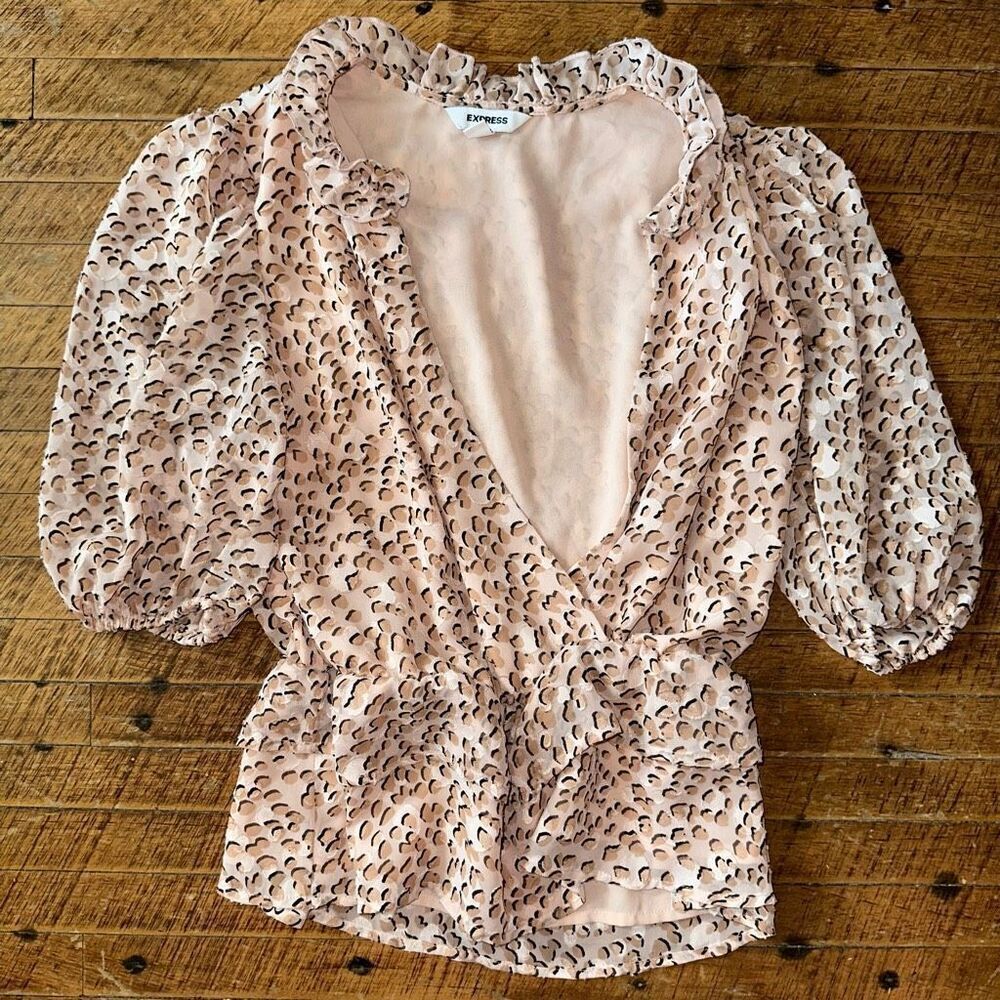 Express ruffled v-neck peachy feminine XSβblouse